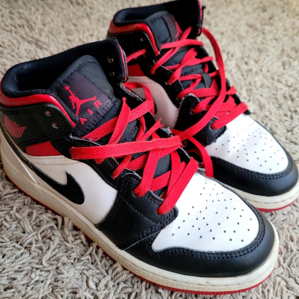 Lightly Used Jordan Kids Sneakers in Black, White, and Red SZ(4)❤️